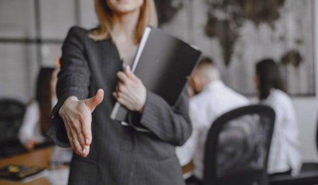 Ao longo do mutirão, os participantes também poderão se cadastrar no Sine e participar de entrevistas de emprego no local. Foto: Freepik