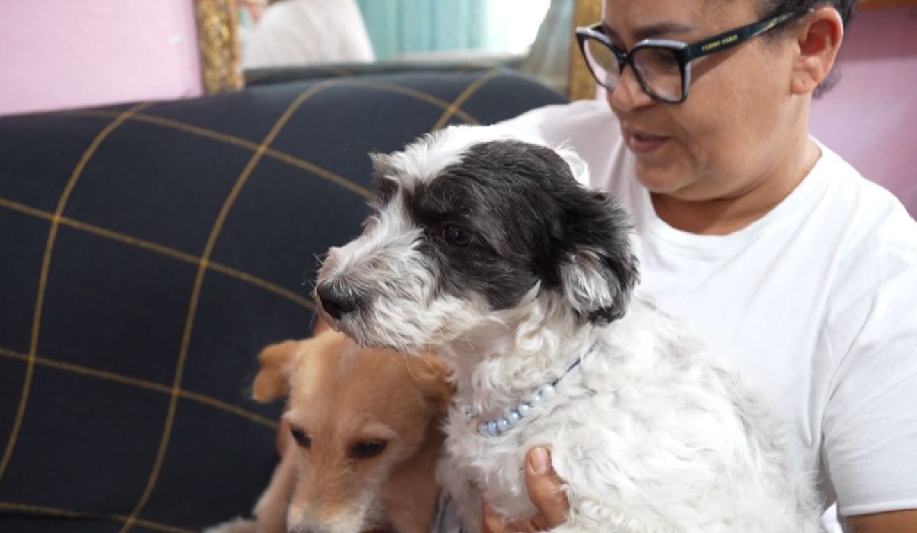 Vanusia Gomes, designer de sobrancelha e tutora de pets