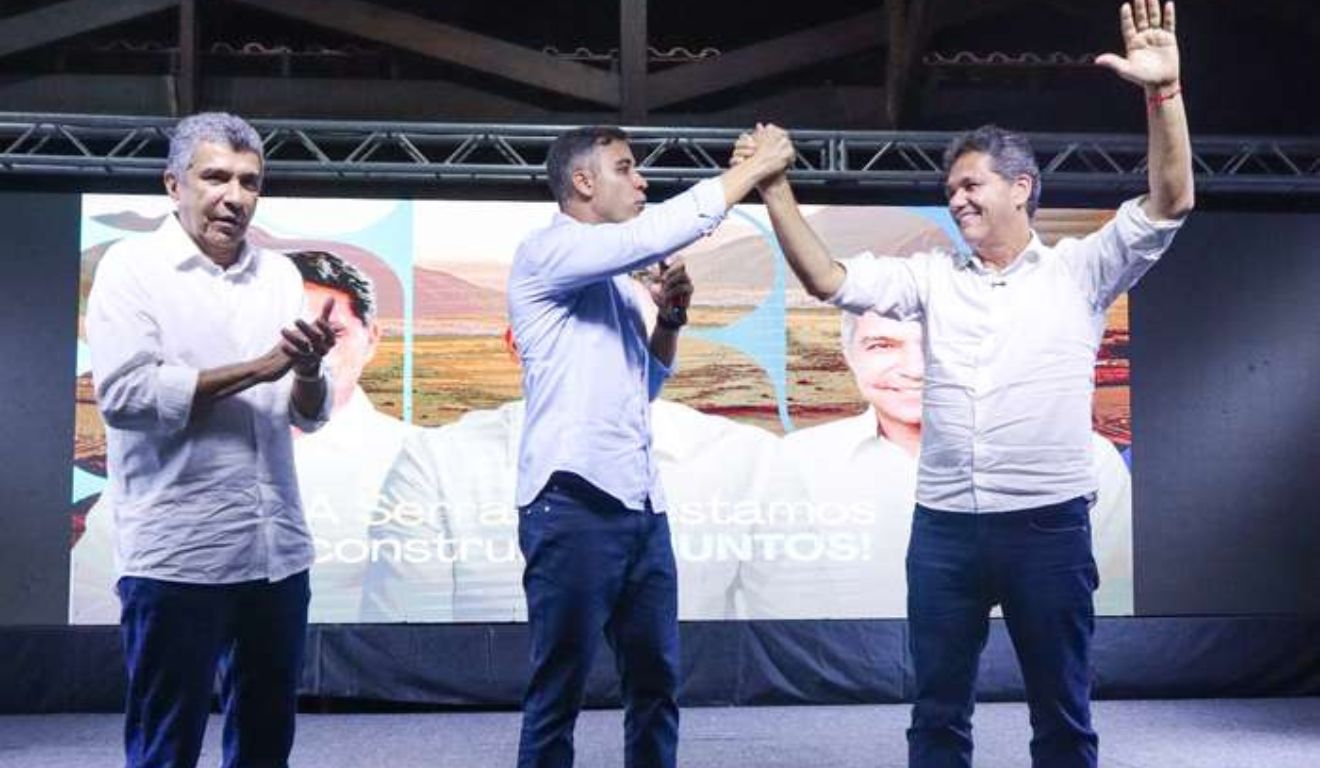Vidigal aplaude, enquanto Weverson ergue o braço de Ricardo (foto: divulgação)