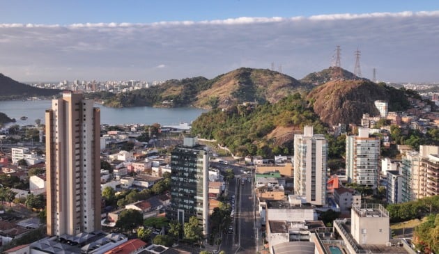 Vista aérea da Praia do Sua com drone