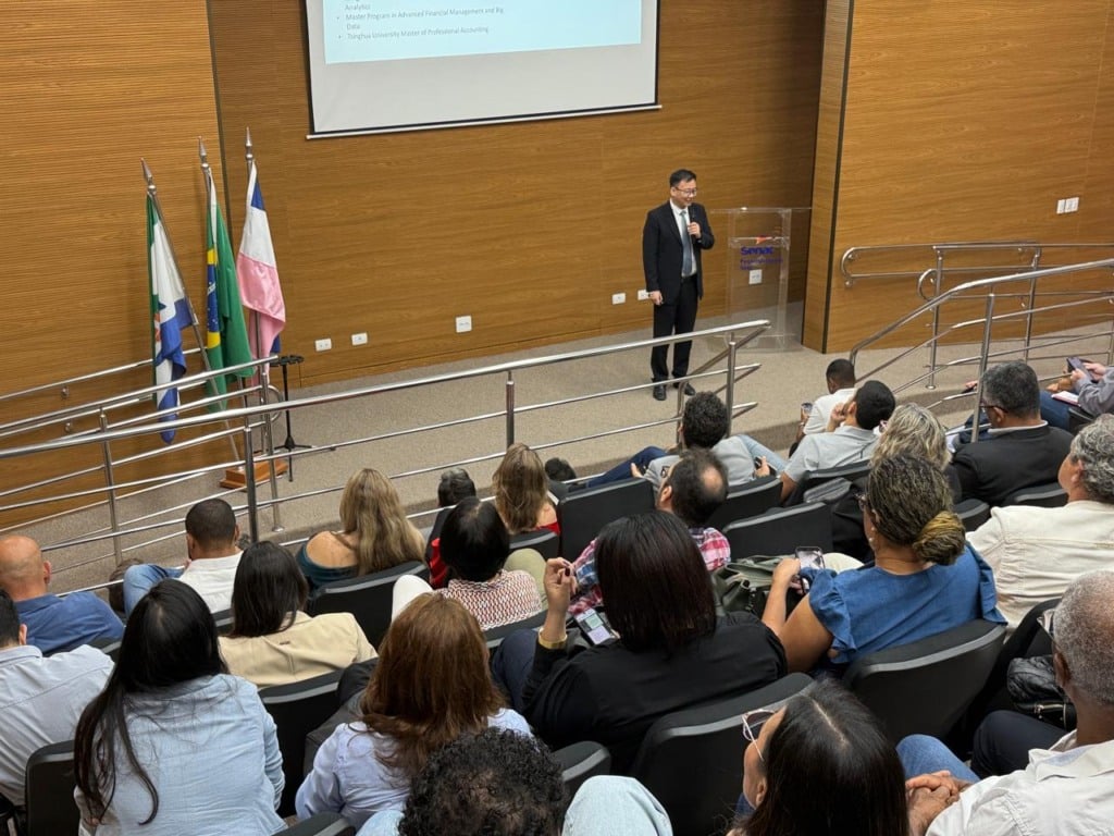 O Professor Ping He, da Universidade de Tsinghua, falou para autoridades, servidores, e empresários sobre oportunidades de colaboração. Crédito: Prefeitura da Serra / Divulgação