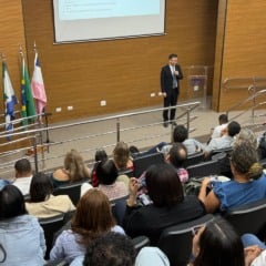 O Professor Ping He, da Universidade de Tsinghua, falou para autoridades, servidores, e empresários sobre oportunidades de colaboração. Crédito: Prefeitura da Serra / Divulgação