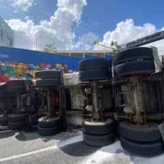 Carreta tomba na Avenina Vitória (Foto: Thiago Soares)