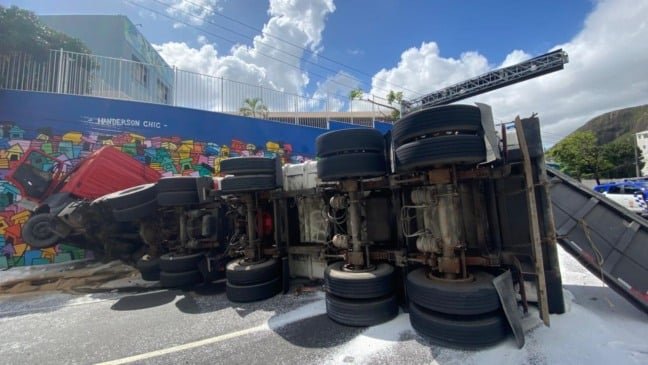 Carreta tomba na Avenina Vitória (Foto: Thiago Soares)