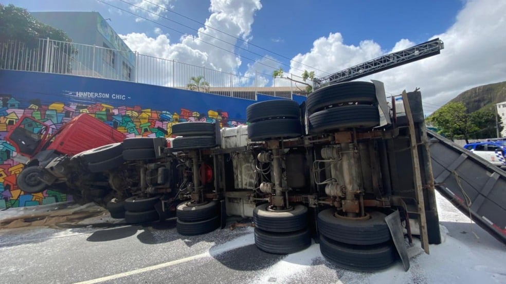 Carreta tomba na Avenina Vitória (Foto: Thiago Soares)