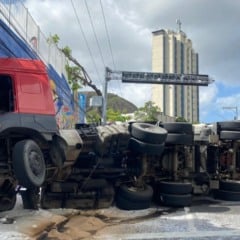 Carreta tomba na Avenina Vitória (Foto: Thiago Soares)
