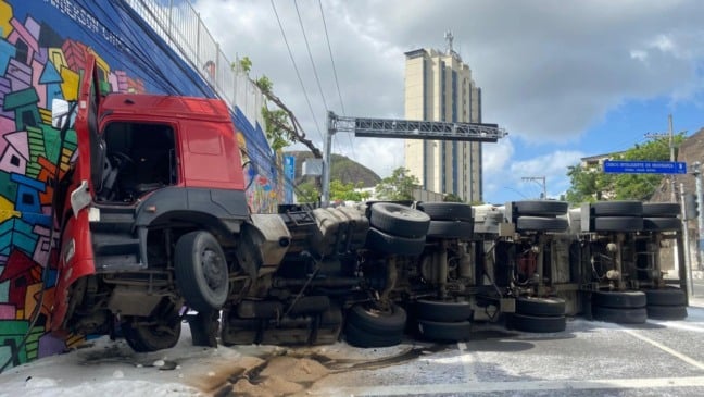 Carreta tomba na Avenina Vitória (Foto: Thiago Soares)