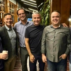 Um jantar da mais alta confraternização reúne amigos de uma vida no Iate Clube