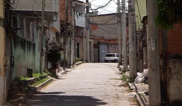 Vítima foi resgatada pela Guarda Municipal de Cariacica após passar quatro dias presa (Foto: Reprodução/TV Vitória)