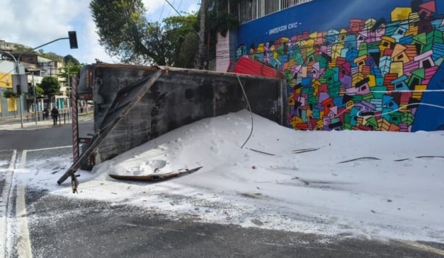 carreta tomba na curva do saldanha