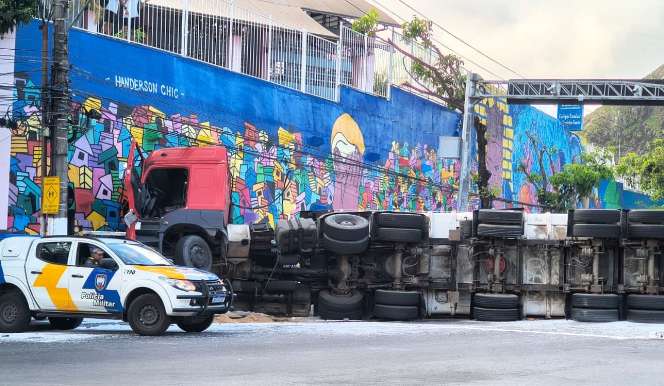 carreta tombada curva do saldanha