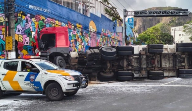 Carreta tombada na curva do saldanha