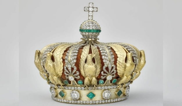 Coroa de diamantes foi roubada do Museu do Louvre neste domingo