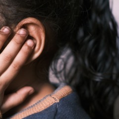 criança dor de ouvido