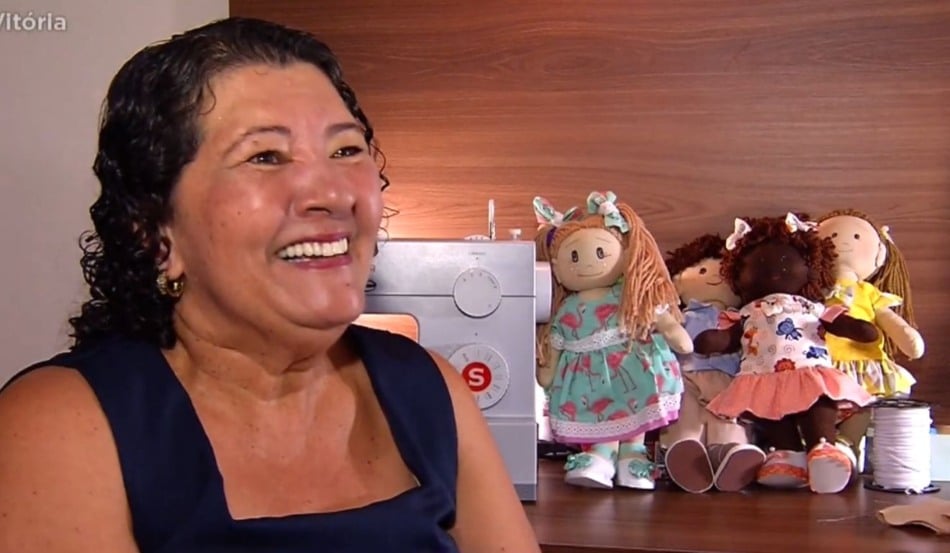 Cecília Marta Vieira se tornou artesã após se aposentar (Foto: Reprodução/TV Vitória)