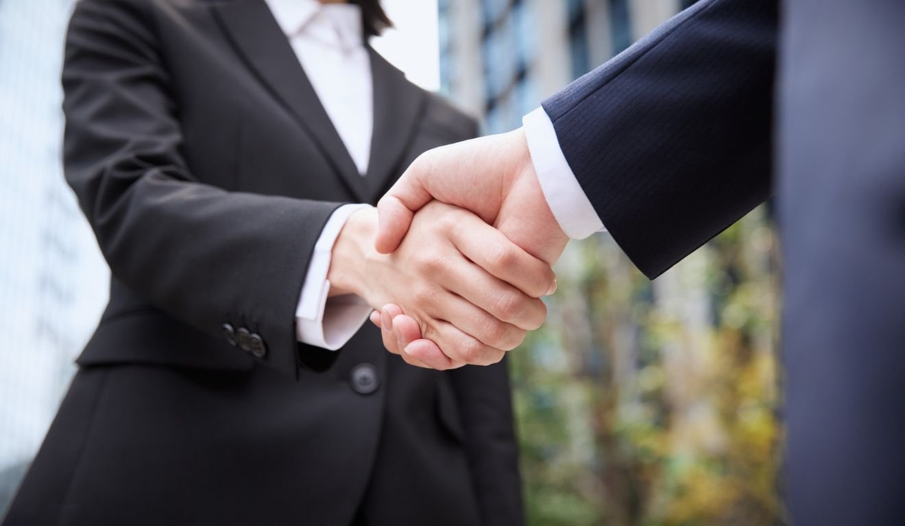 empresários aperto de mãos negociação
