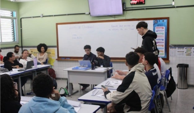 Alunos do Centro Estadual de Ensino Fundamental, Médio e de Tempo Integral (CEEFMTI) Governador Gerson Camata, localizado em São Gabriel da Palha, em simulaçãi da ONU