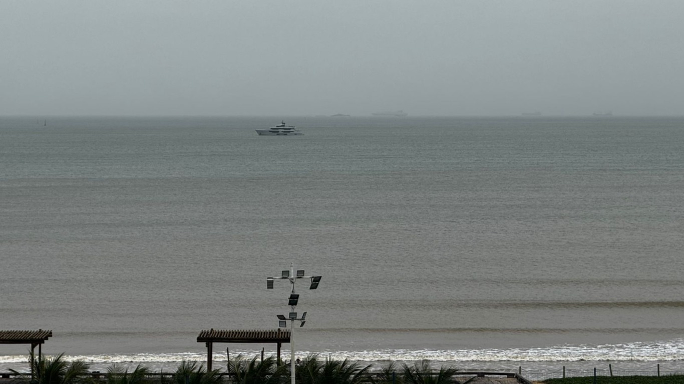 Iate de 11,5 milhões de dólares chama a atenção na baía de Vitória (Foto: Pedro Permuy)