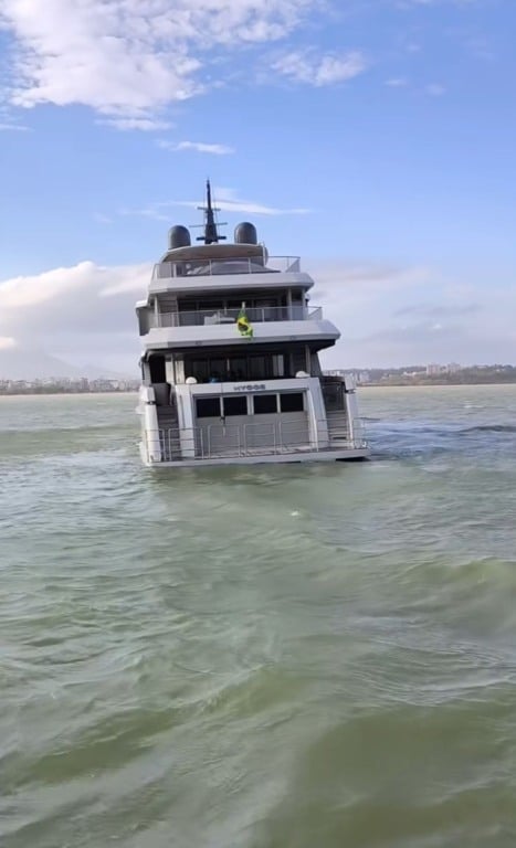 Iate de 11,5 milhões de dólares chama a atenção na baía de Vitória (Foto: Reprodução/Instagram @instrutor_nautico)