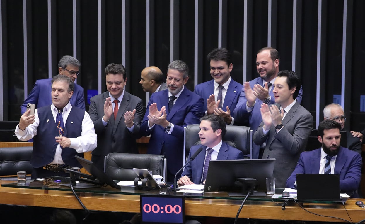 Os deputados comemoraram a aprovação da isenção do IR. Agora, texto vai para o Senado. Bruno Spada / Câmara dos Deputados