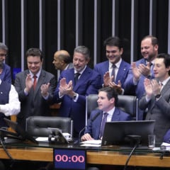 Os deputados comemoraram a aprovação da isenção do IR. Agora, texto vai para o Senado. Bruno Spada / Câmara dos Deputados