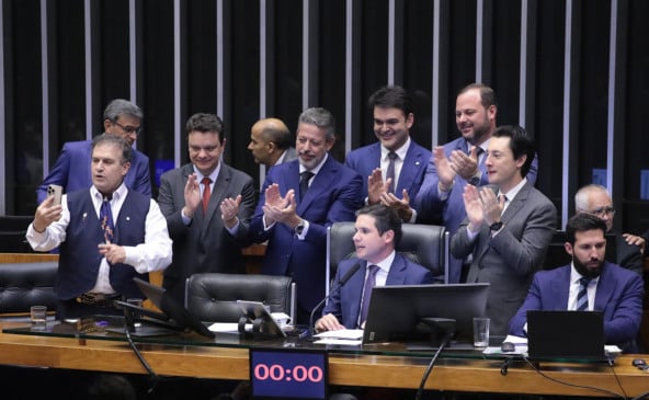 Os deputados comemoraram a aprovação da isenção do IR. Agora, texto vai para o Senado. Bruno Spada / Câmara dos Deputados