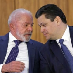 O presidente da República, Luiz Inácio Lula da Silva, conversa com o presidente do Senado Federal, Davi Alcolumbre