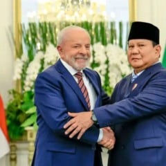 Presidente Luiz Inácio Lula da Silva cumprimenta o presidente daIndonésia, Prabowo Subianto, durante visita ao país