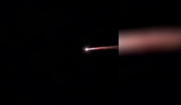 Lixo espacial de foguete chinês no céu Lixo espacial de foguete chinês no céu