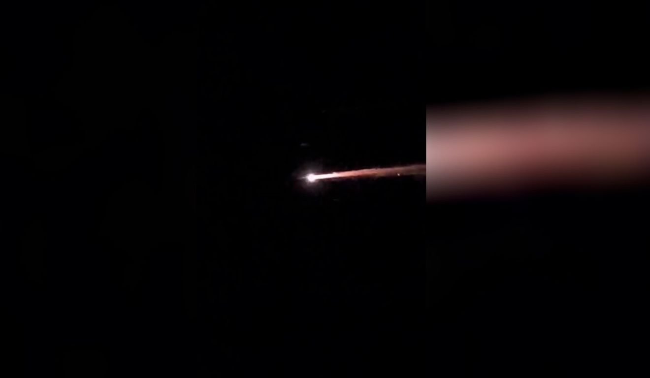 Lixo espacial de foguete chinês no céu