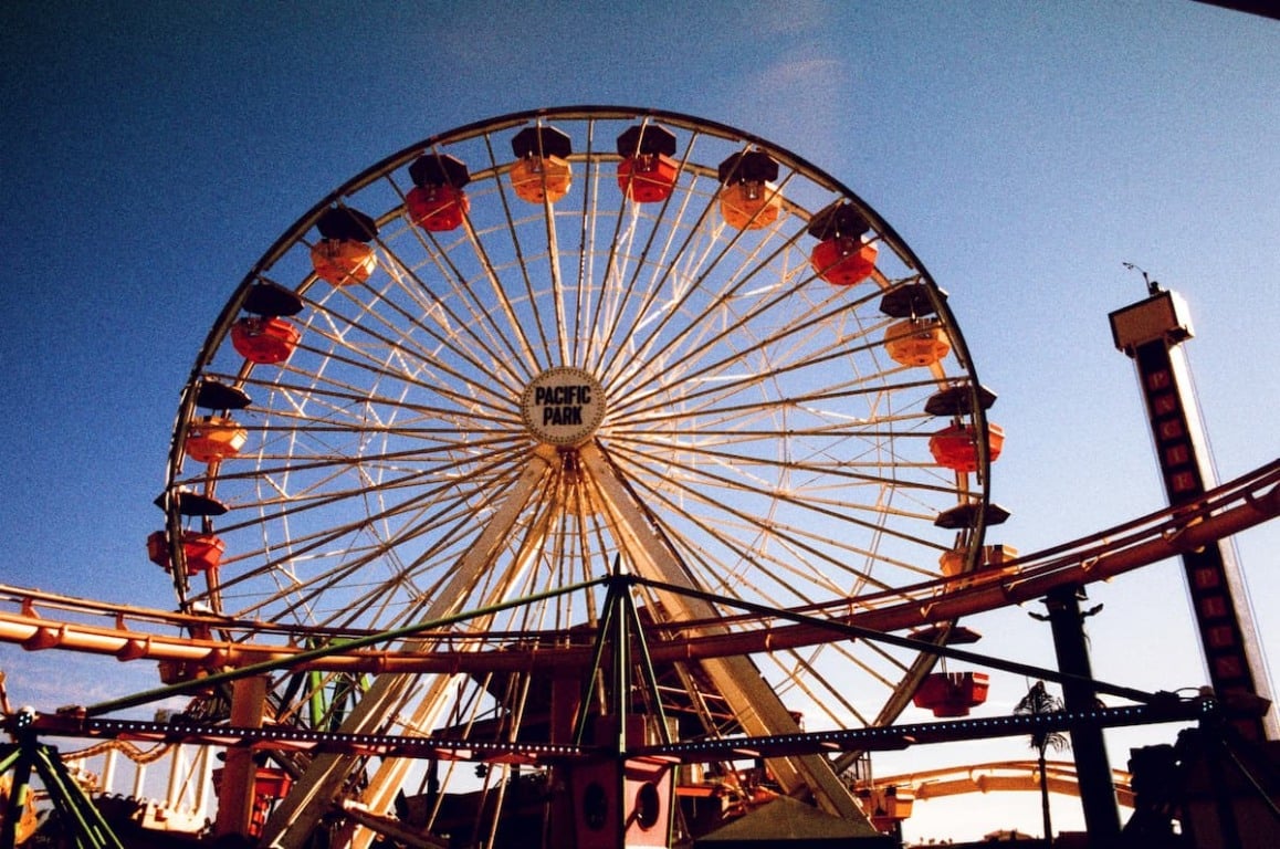 Roda gigante em parque de diversão.