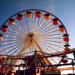 Roda gigante em parque de diversão.