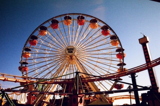 Roda gigante em parque de diversão.
