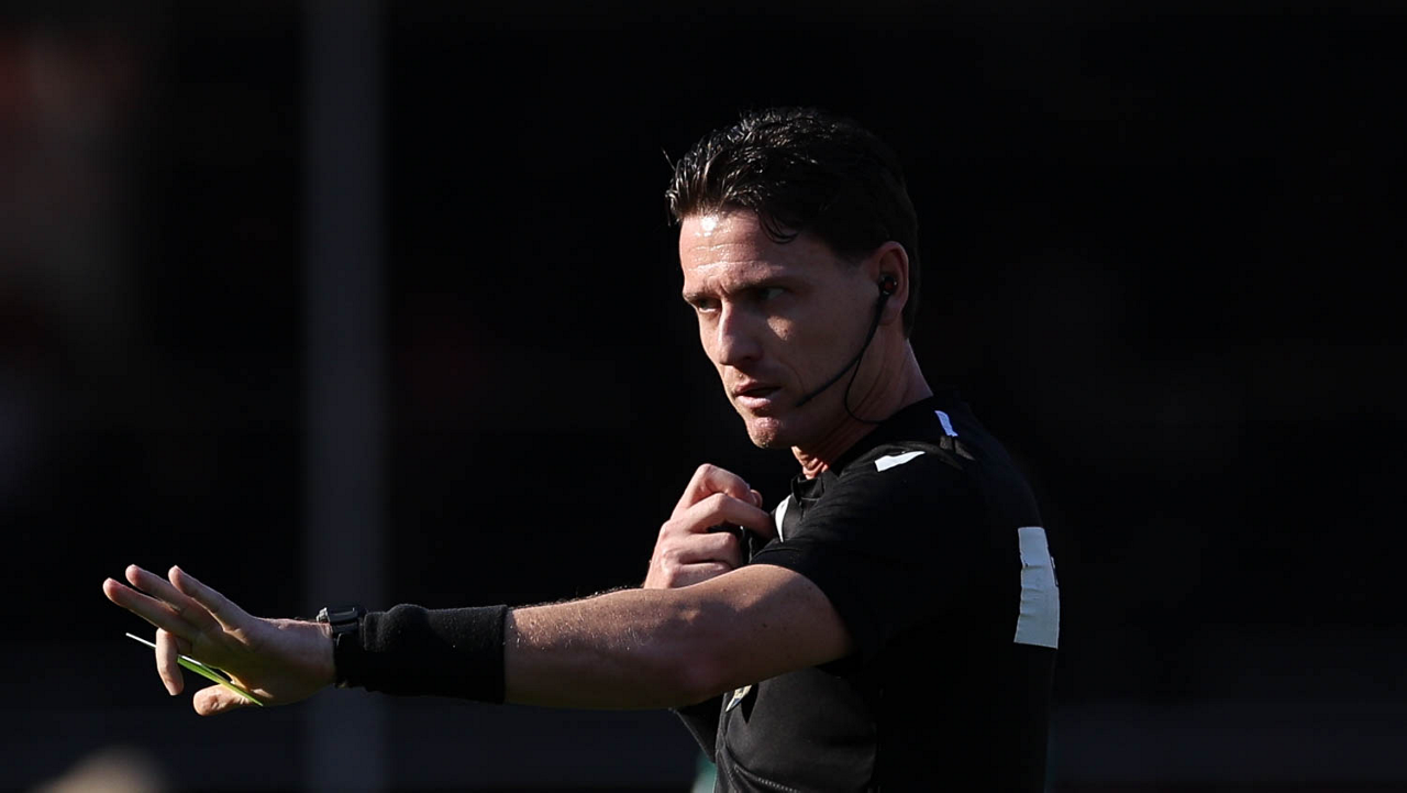 O árbitro Ramon Abatti Abel, do jogo entre as equipes da SE Palmeiras e São Paulo FC, durante partida válida pela vigésima sétima rodada, do Campeonato Brasileiro, Série A, no Estádio Morumbis. (Foto: Cesar Greco/Palmeiras/by Canon)
