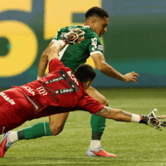 O jogador Vitor Roque, da SE Palmeiras, chuta para marcar seu gol contra a equipe do Santos FC, durante partida válida pela trigésima segunda rodada, do Campeonato Brasileiro, Série A, na arena Allianz Parque. (Foto: Cesar Greco/Palmeiras/by Canon)