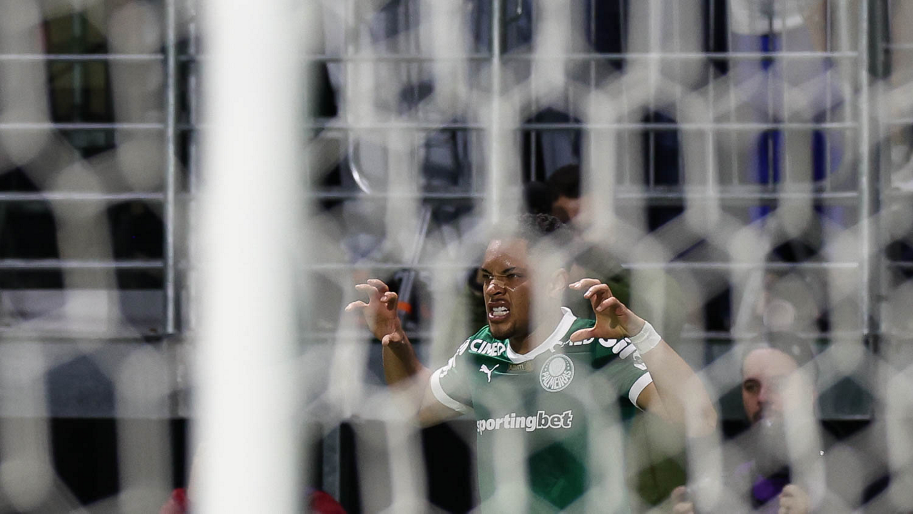 O jogador Vitor Roque, da SE Palmeiras, chuta para marcar seu gol contra a equipe do Santos FC, durante partida válida pela trigésima segunda rodada, do Campeonato Brasileiro, Série A, na arena Allianz Parque. (Foto: Cesar Greco/Palmeiras/by Canon)