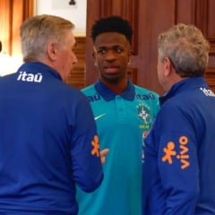 Carlo Ancelotti e Luigi Vito cumprimentam Vinícius Jr. no hotel da Seleção em Londres Créditos: Rafael Ribeiro / CBF