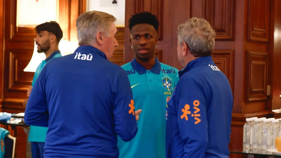 Carlo Ancelotti e Luigi Vito cumprimentam Vinícius Jr. no hotel da Seleção em Londres Créditos: Rafael Ribeiro / CBF
