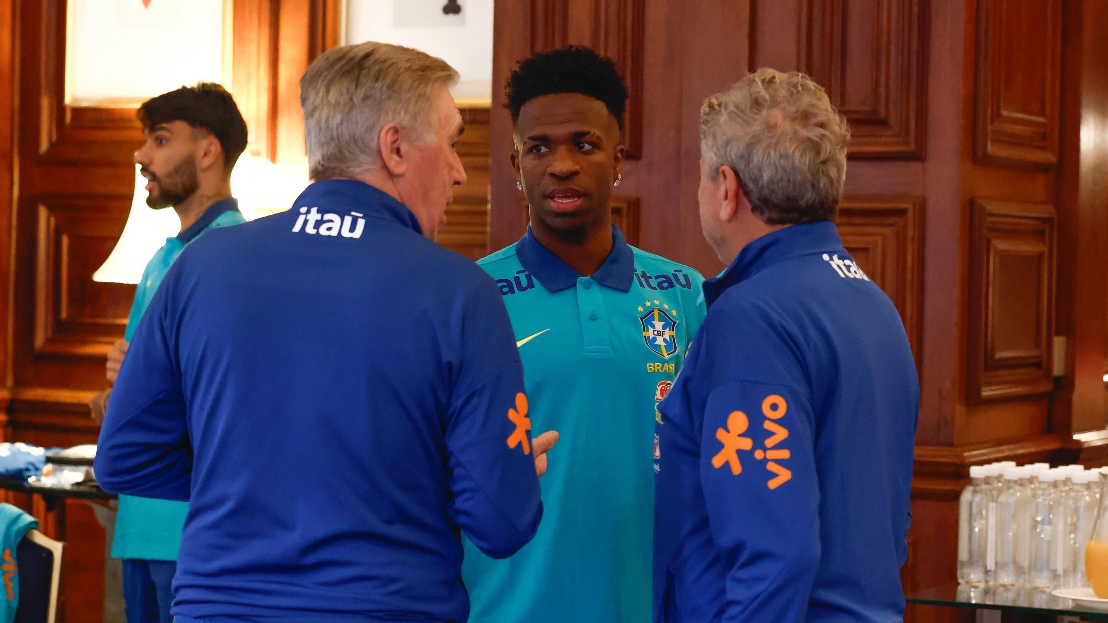 Carlo Ancelotti e Luigi Vito cumprimentam Vinícius Jr. no hotel da Seleção em Londres Créditos: Rafael Ribeiro / CBF