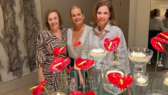 Antúrios, bons papos e mesa árabe para festejar Paula Abdenor