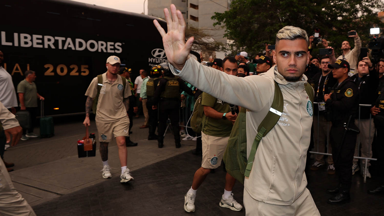 O jogador Andreas Pereira, da SE Palmeiras, durante desembarque em Lima. (Foto: Cesar Greco/Palmeiras/by Canon)