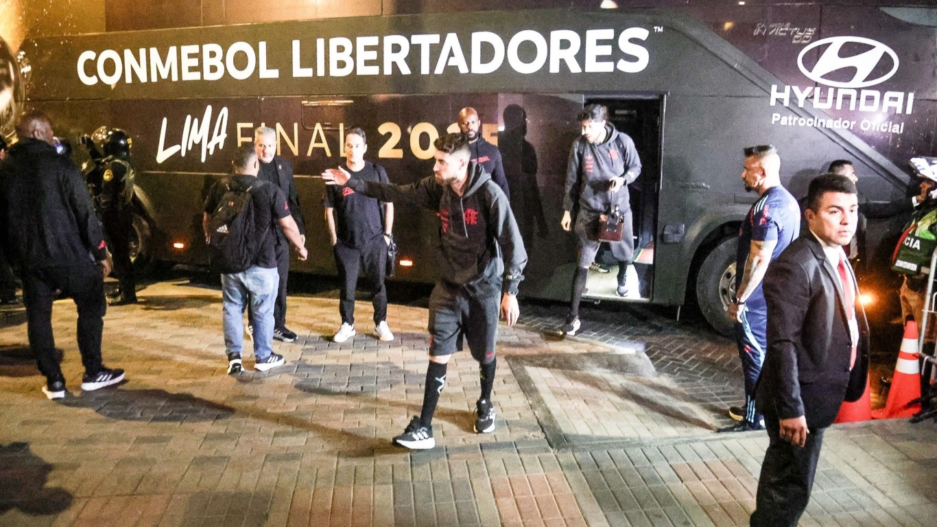 FLAMENGO. CHEGADA DELEGACÃO EM LIMA - 26-11-2025