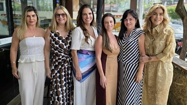 Almoço à beira mar para festejar com Paula Pazolini