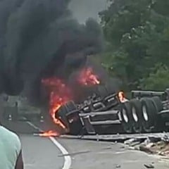 Acidente com carreta na BR-101 interdita trânsito em Vila Velha