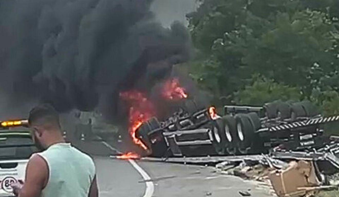 Acidente com carreta na BR-101 interdita trânsito em Vila Velha