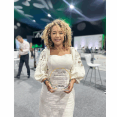 Alzinete Cunha com o Prêmio João Pedroso de Engenharia Clínica 2025. Crédito foto: Divulgação