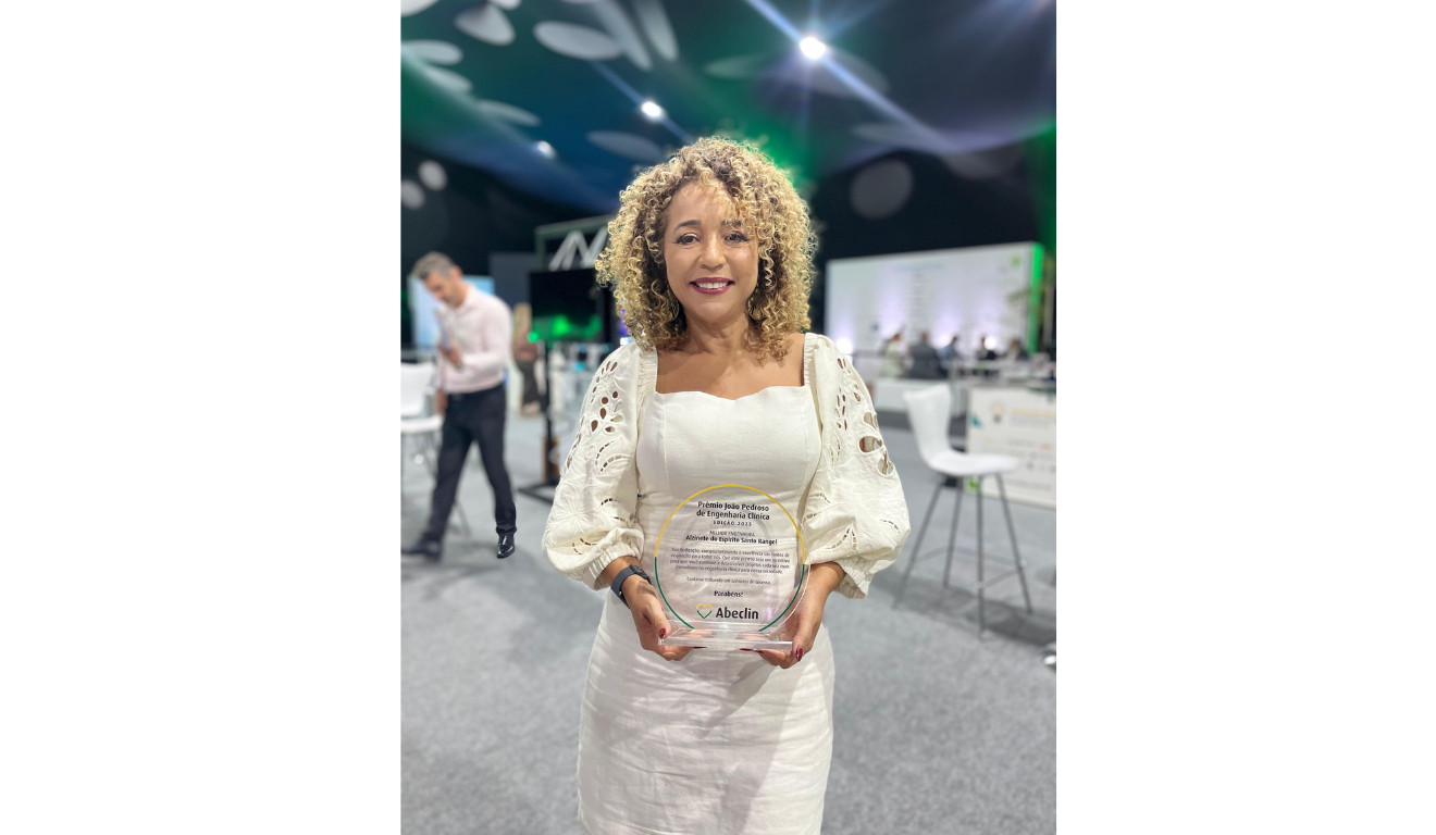 Alzinete Cunha com o Prêmio João Pedroso de Engenharia Clínica 2025. Crédito foto: Divulgação