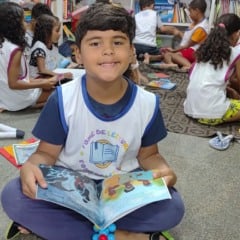 Arthur Oliveira, de 8 anos, é leitor assíduo de livros e frequenta do projeto Mais Amor