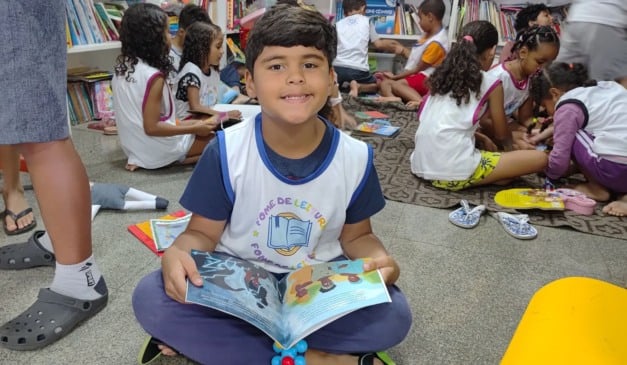 Arthur Oliveira, de 8 anos, é leitor assíduo de livros e frequenta do projeto Mais Amor