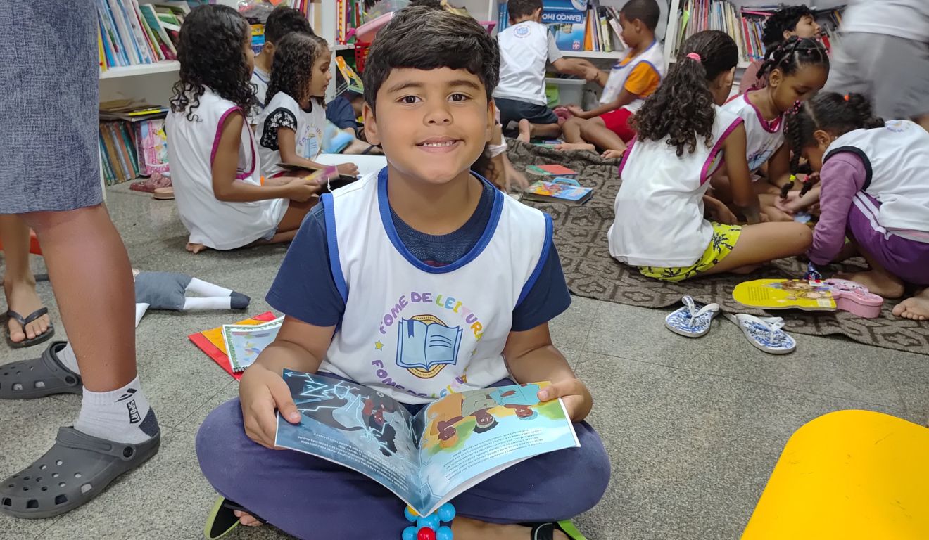 Arthur Oliveira, de 8 anos, é leitor assíduo de livros e frequenta do projeto Mais Amor Arthur Oliveira, de 8 anos, é leitor assíduo de livros e frequenta do projeto Mais Amor